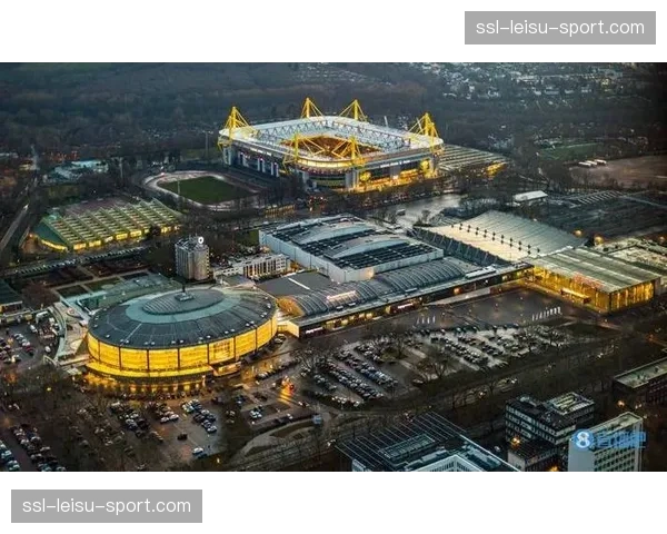 欧冠之夜，多特蒙德威斯特法伦球场再现震撼的黄色人浪