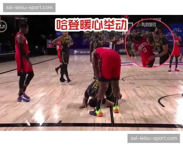 暖心一幕:对手球员受伤,双方队医共同进场救治 暖心一幕:对手球员受伤,双方队医共同进场救治