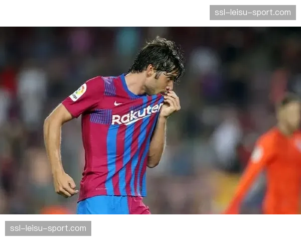 现场镜头:球迷高歌致敬重伤后首次回归看台的巴萨老将罗贝托 现场镜头:球迷高歌致敬重伤后首次回归看台的巴萨老将罗贝托