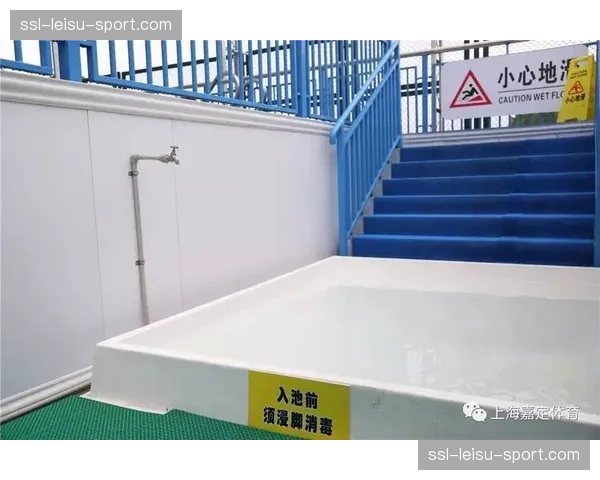 游泳场所需配备浸脚消毒池和淋浴设施,水质符合卫生标准 游泳场所需配备浸脚消毒池和淋浴设施,水质符合卫生标准